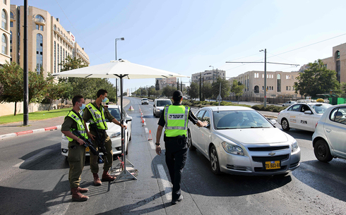 Policía de Jerusalem haciendo cumplir el segundo bloqueo por coronavirus de Israel. 