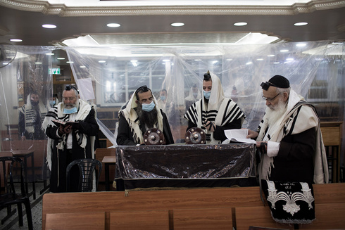 Judíos ultraortodoxos rezando en una sinagoga en el barrio Ramot de Jerusalem. 
