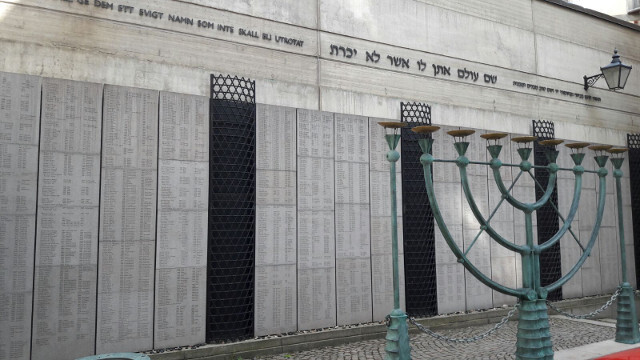El Monumento a la Memoria de las Víctimas del Holocausto, ubicado dentro del patio de la Gran Sinagoga de Estocolmo. 