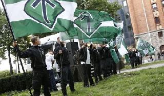 Los partidarios del Movimiento de Resistencia Nórdica neonazi sostienen banderas durante una manifestación en la plaza Kungsholmstorg en Estocolmo. 