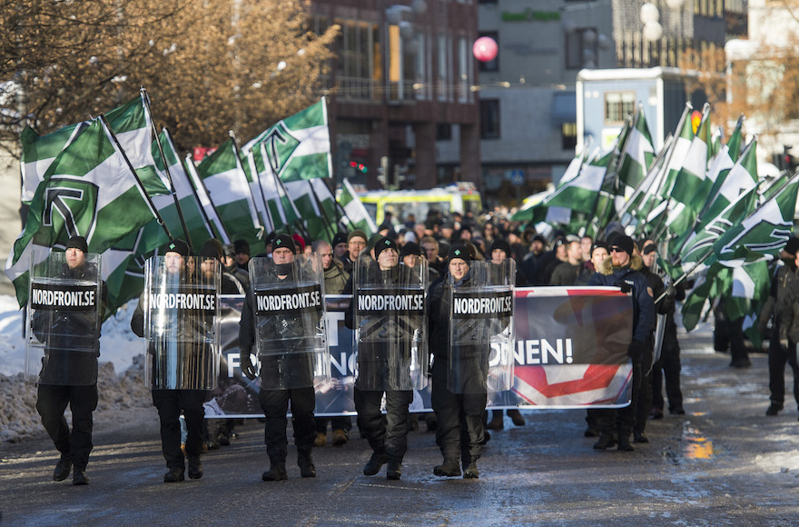 Simpatizantes del Movimiento de Resistencia Nórdica participan en una manifestación en el centro de Estocolmo. 