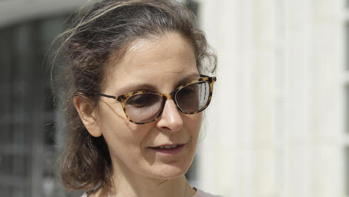 Fotografía de archivo del 8 de abril de 2019, Clare Bronfman, heredera de la fortuna del licor de Seagram, abandona el Tribunal Federal de Brooklyn, en Nueva York. 