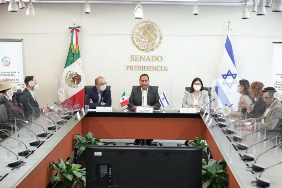 Embajador de Israel en México con las autoridades del Senado. 