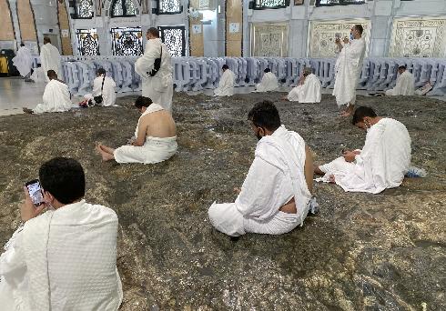 Musulmanes rezan manteniendo distancia social durante la peregrinación de la umrah.