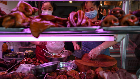 Un mercado de alimentos en Wuhan, China. 