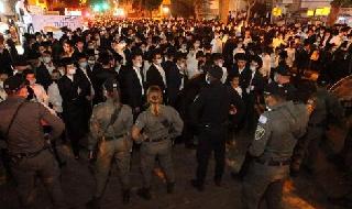 Policías frente a manifestantes ultraortodoxos en Bnei Brak.