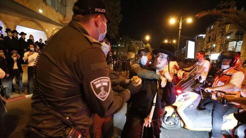 Choques entre policías y manifestantes fuera de una sinagoga en Bnei Brak.
