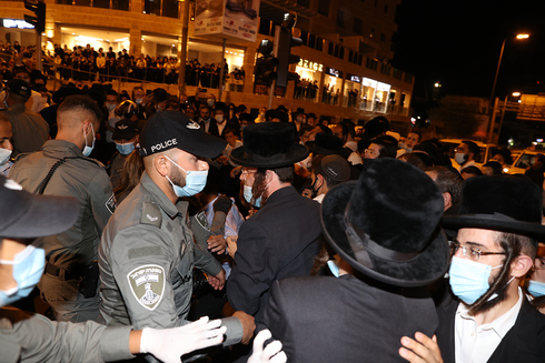 Ultraortodoxos protestan en Jerusalem contra las restricciones impuestas por el gobierno.