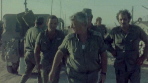 Visita del comandante de división, Ariel Sharon, durante la guerra de Yom Kipur. 