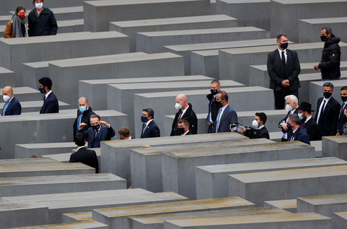  Las delegaciones de Israel y Emiratos en el Monumento a los judíos europeos asesinados en el Holocausto de Berlín. 