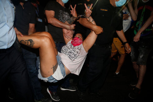La policía arresta a un manifestante anti-Netanyahu en Tel Aviv. 
