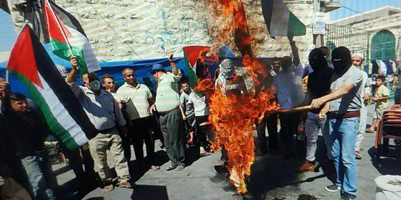 Palestinos queman una bandera de Emiratos Árabes tras el acuerdo entre el país del Golfo e Israel.