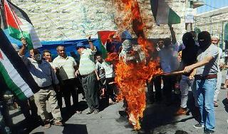 Palestinos queman una bandera de Emiratos Árabes tras el acuerdo entre el país del Golfo e Israel.