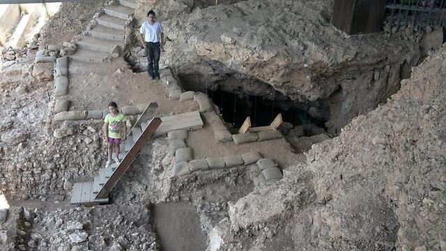 Excavaciones en la Cueva Mágica. 
