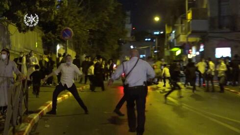 La policía reprime a manifestantes en el barrio ultraortodoxo de Mea She'arim. 