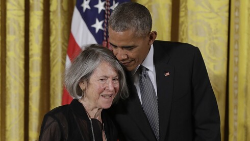 Louise Glück con Barack Obama, entonces presidente de Estados Unidos, en 2016.