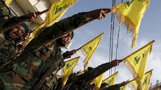 Combatientes de Hezbollah marchan en el Líbano. 