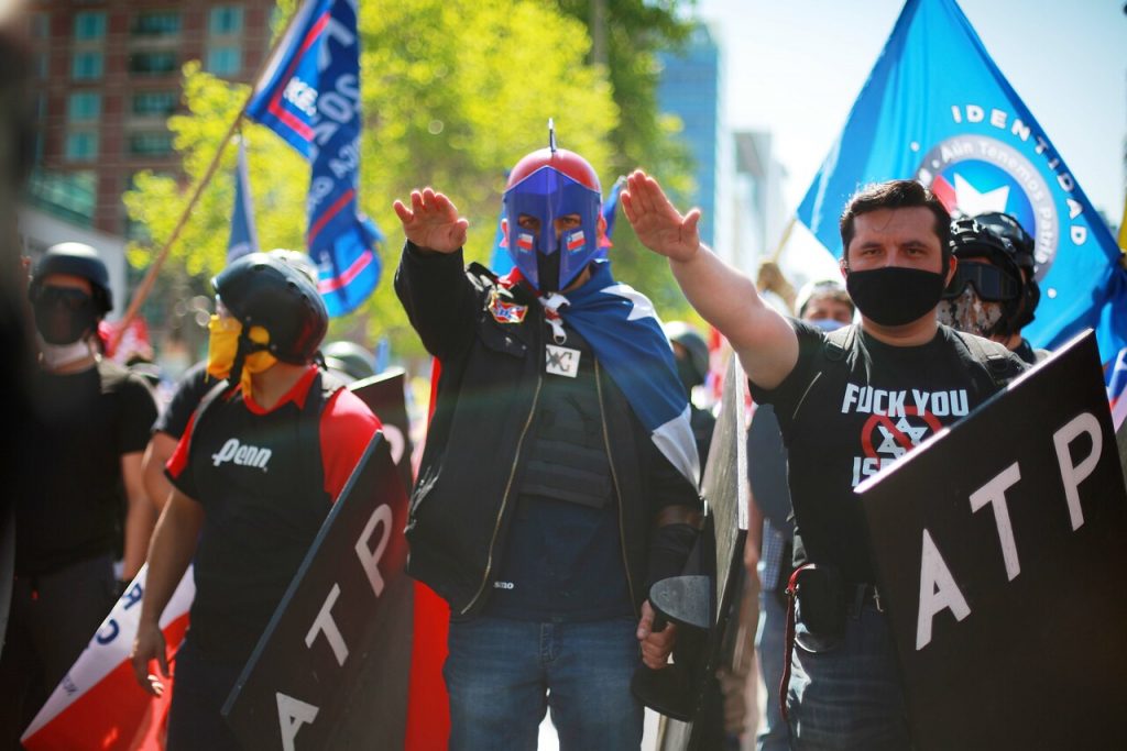 Manifestantes hacen el saludo nazi durante la manifestación en Chile.