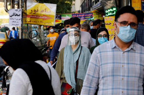 Iraníes con máscaras de protección en Teherán.