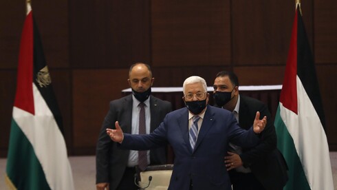 Enérgico, Mahmoud Abbas discute con líderes palestinos sobre los "Acuerdos de Abraham". 
