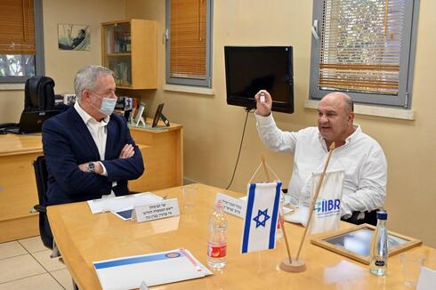 El profesor Shmuel Shapira, del Instituto de Investigación Biológica de Israel, y el ministro de Defensa, Benny Gantz.