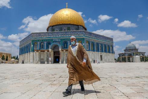 Un palestino camina por la explanada de la Cúpula de la Roca en Jerusalem. 