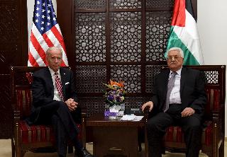 El entonces vicepresidente Joe Biden, junto a Mahmoud Abbas, presidente de la Autoridad Palestina en 2016. 