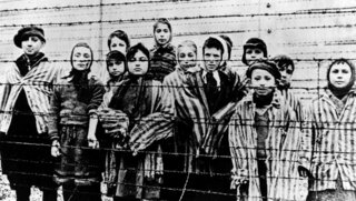 Niños en Auschwitz en el momento de la liberación del campo en 1945. 