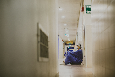El fotógrafo captó momentos convincentes de la situación que viven los trabajadores de la salud. 