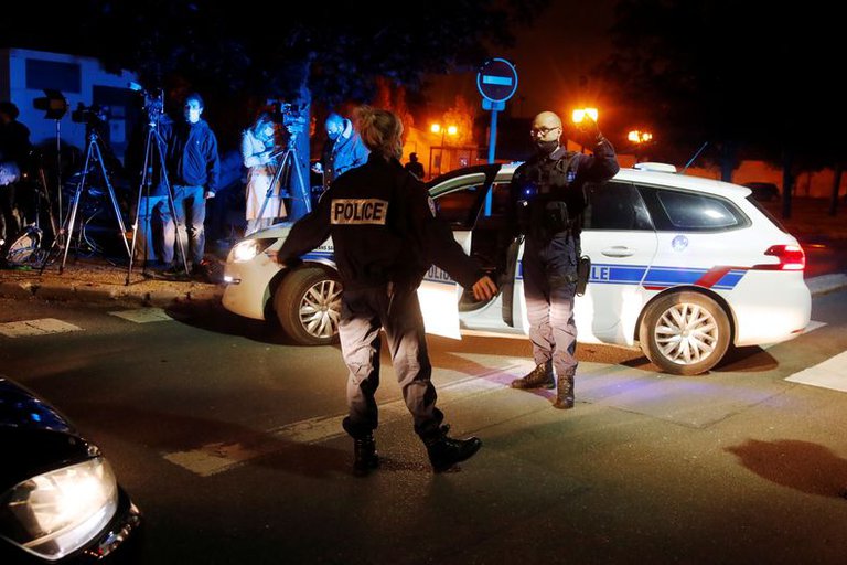 La policía francesa en el lugar del asesinato.