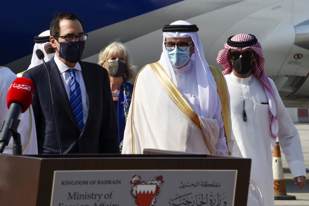 El secretario del Tesoro de Estados Unidos, Steven Mnuchin, y el ministro de Relaciones Exteriores de Bahrein, Abdellatif al-Zayani.