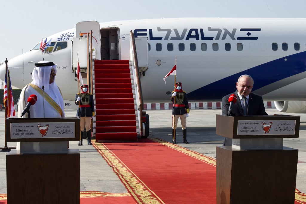 El jefe de la delegación israelí, Meir Ben Shabbat,  el ministro de Relaciones Exteriores emiratí, Abdellatif al-Zayani, en el aeropuerto de Manama.