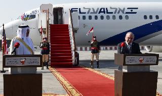 El jefe de la delegación israelí, Meir Ben Shabbat,  el ministro de Relaciones Exteriores emiratí, Abdellatif al-Zayani, en el aeropuerto de Manama.
