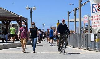 Ciudadanos caminan por la costanera de Tel Aviv durante el cierre por coronavirus. 