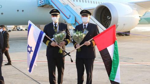 Los pilotos del avión emiratí sostienen las banderas de Israel y Emiratos en el aeropuerto Ben Gurion. Los pilotos del avión emiratí sostienen las banderas de Israel y Emiratos en el aeropuerto Ben Gurion.