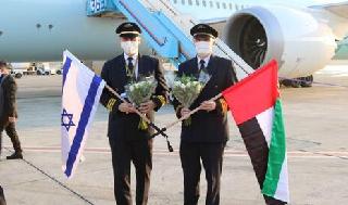 Los pilotos del avión emiratí sostienen las banderas de Israel y Emiratos en el aeropuerto Ben Gurion.