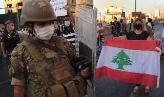 Soldado libanes frente a manifestantes contra el gobierno en las afueras de Beirut. 