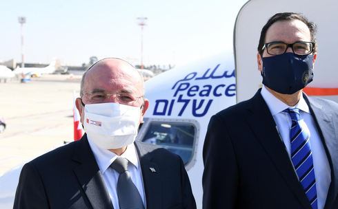 El jefe del Consejo Nacional de Seguridad israelí Meir Ben Shabbat junto al secretario del Tesoro de Estados Unidos, Steven Mnuchin. 