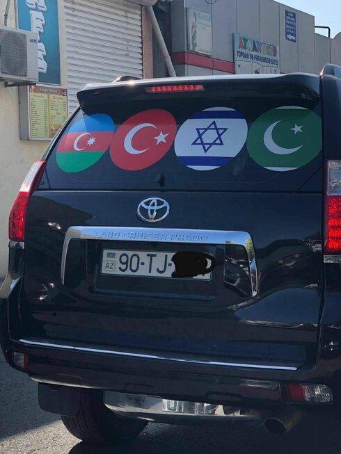 Postal de Azerbaiyán: la bandera de Israel pegada en los autos. 