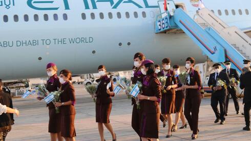 La tripulación del histórico vuelo desde Emiratos a Israel sosteniendo banderas israelíes. La tripulación del histórico vuelo desde Emiratos a Israel sosteniendo banderas israelíes.
