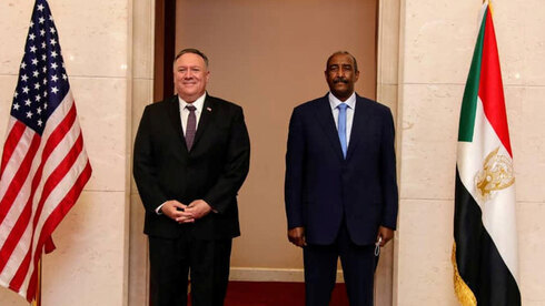 El secretario de Estado de Estados Unidos, Mike Pompeo, con el general Abdel Fattah al-Burhan, presidente del Consejo de Soberanía, durante una visita a Jartum en agosto. 