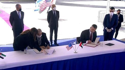 Firma de los acuerdos entre funcionarios emiratíes e israelíes en el aeropuerto Ben Gurion el mes pasado. (Oficina de Prensa del Gobierno de Israel) Firma de los acuerdos en el aeropuerto Ben Gurion.