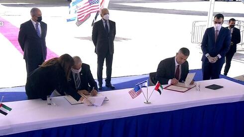 Firma de los acuerdos en el aeropuerto Ben Gurion. (Oficina de Prensa del Gobierno de Israel) Firma de los acuerdos en el aeropuerto Ben Gurion.