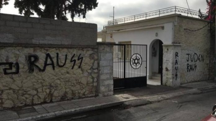 Pintadas nazis en cementerio judío de Atenas a principios de octubre. 