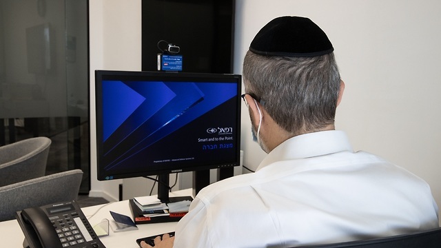 La oficina de informática de Rafael en Jerusalem solo contrata personas religiosas y ortodoxas. 