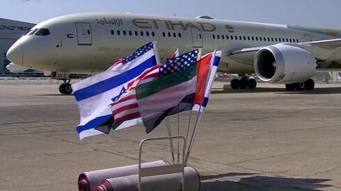 El avión de Etihad con la delegación emiratí llega a Israel. 