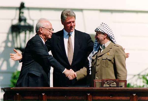 El primer ministro Yitzhak Rabin, el presidente estadounidense Clinton y el líder palestino Yasser Arafat en la firma de los Acuerdos de Oslo en 1993. 