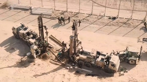 La unidad de ingeniería de las FDI sigue explorando el túnel terrorista descubierto en territorio israelí. 