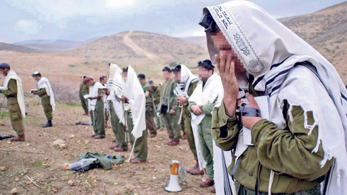 Soldados ortodoxos de las FDI rezan durante el servicio. 