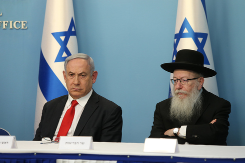 El primer ministro Benjamín Netanyahu y Yaakov Litzman, cuando era ministro de Salud. 